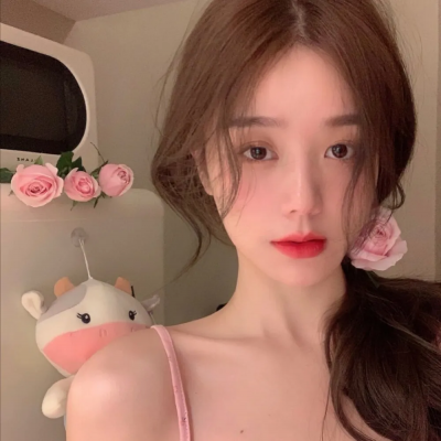 你一个企业家，亲自给顾客开车门